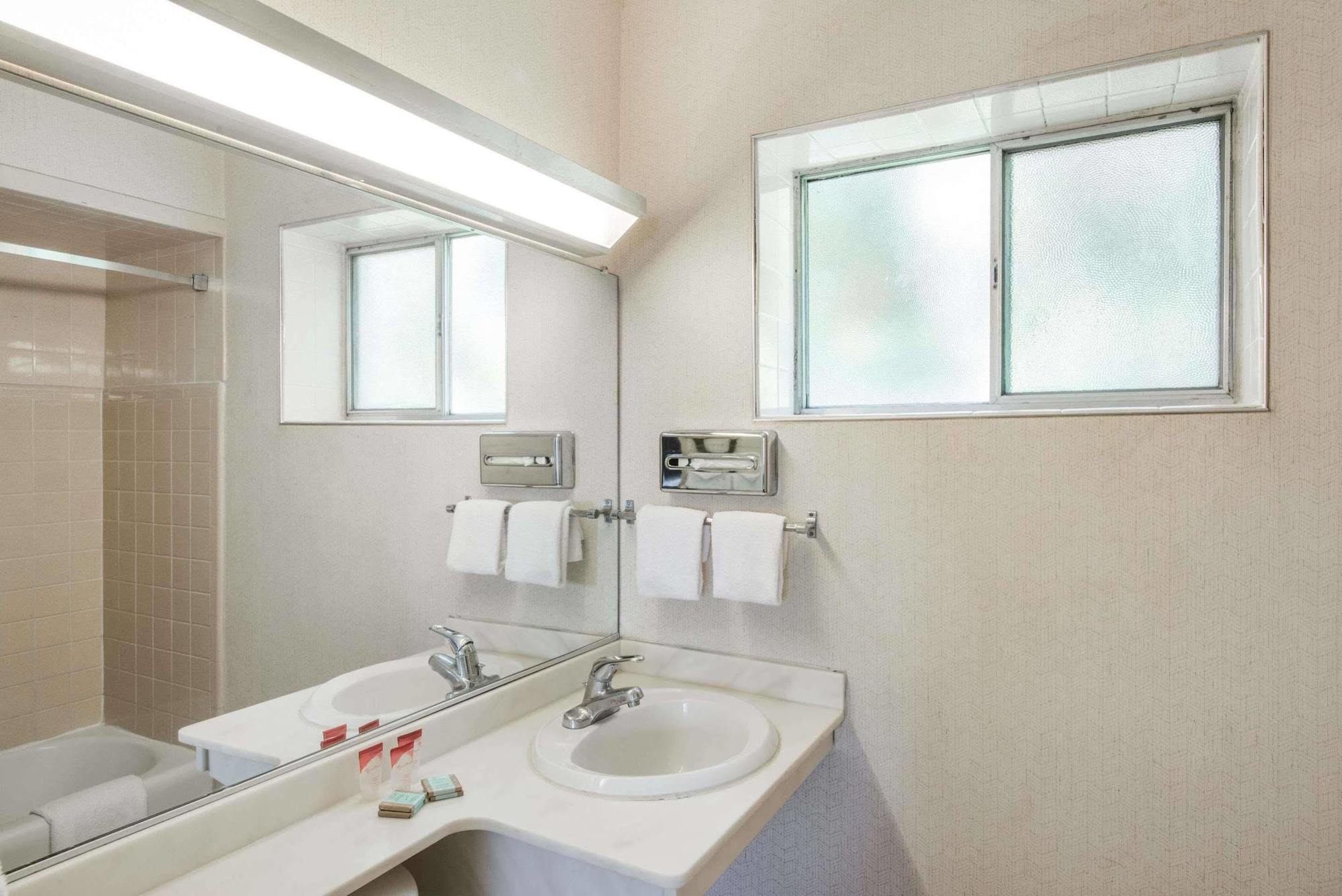 Budget Inn/ Natick Kültér fotó